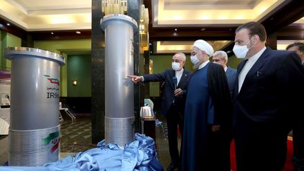 Der iranische Präsident Hassan Ruhani lässt sich die Urananreicherung erklären.