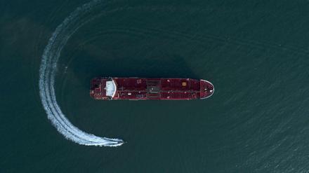 Ein Schnellboot der iranischen Revolutionsgarden umkreist den Öltanker "Stena Impero" und stoppt ihn schließlich. 