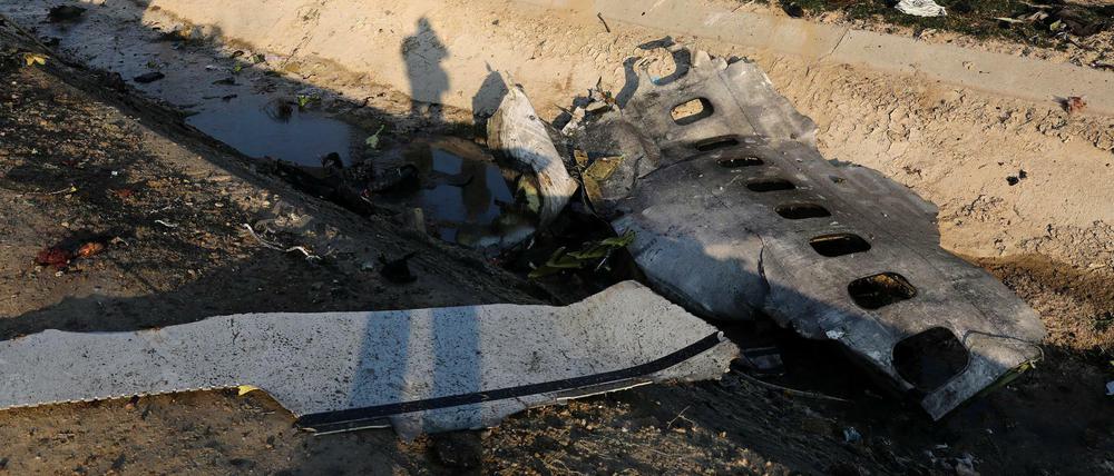 Trümmerteile der ukrainischen Passagiermaschine liegen im Iran am Absturzort.