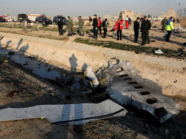 Trümmerteile der ukrainischen Passagiermaschine liegen am Absturzort nahe Teheran.