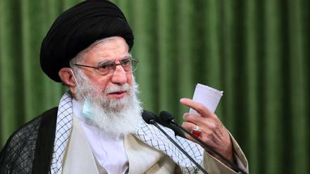 Ajatollah Ali Chamenei steht seit 33 Jahren an der Spitze des Iran.