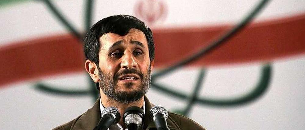 "Und wenn wir sagen, wir bauen keine Bombe, bauen wir keine Bombe", sagte Ahmadinedschad im ZDF-Interview.