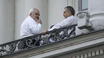 Irans Außenminister Mohammad Javad Zarif (links) bespricht sich während der Atomgespräche in Wien mit Hussein Fereydoun, dem Bruder des iranischen Präsidenten.  