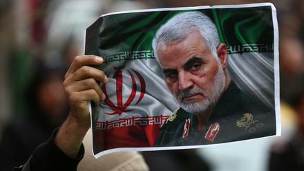 Bildnis des getöteten iranischen Generals Qassem Soleimani bei einer Trauerprozession im Iran. 