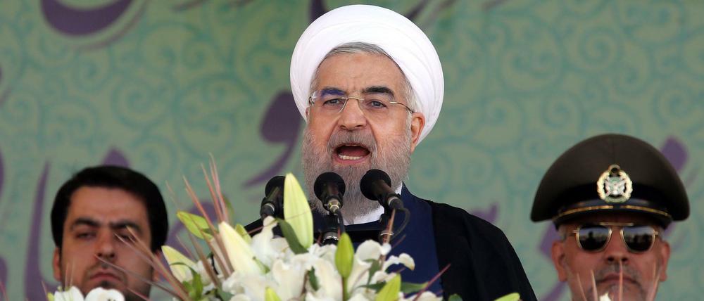 Der iranische Präsident Hassan Ruhani - hier bei einer Militärparade am 22. September 2015 - hat nach Ansicht von Human Rights Watch sein Versprechen, die Menschenrechte zu achten, nicht eingelöst. 