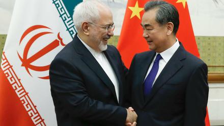 Mohammed Dschawad Sarif, Außenminister des Iran, wirbt bei seinem chinesischen Amtskollegen für den Atomvertrag. 