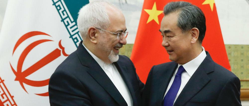 Mohammed Dschawad Sarif, Außenminister des Iran, wirbt bei seinem chinesischen Amtskollegen für den Atomvertrag. 