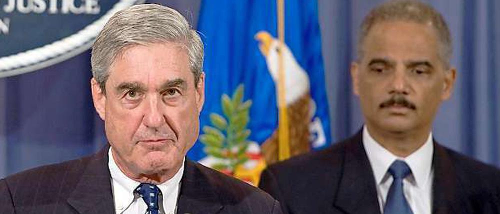 FBI-Chef Robert Mueller (links) und der amerikanische Justizminister Eric Holder erläutern die Ermittlungsergebnisse.