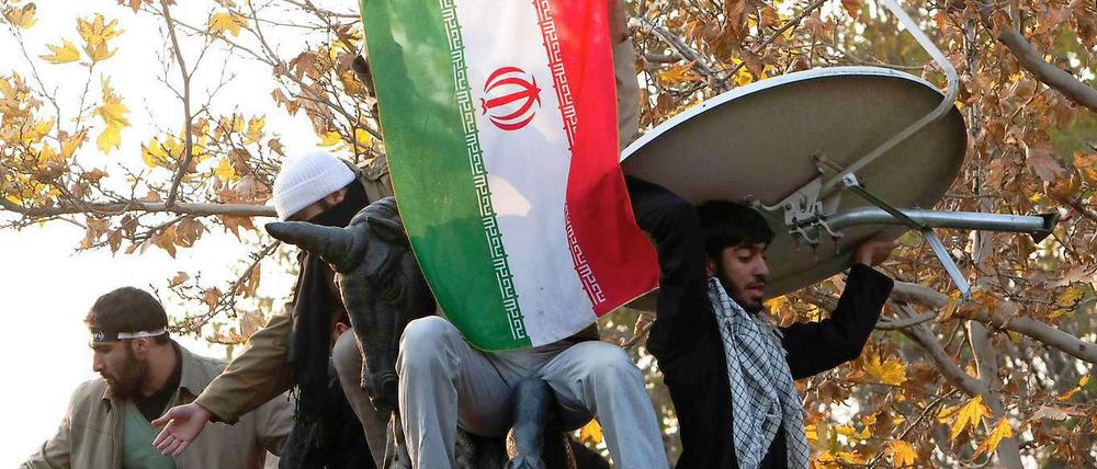 Iranische Demonstranten stürmen die britische Botschaft in Teheran.