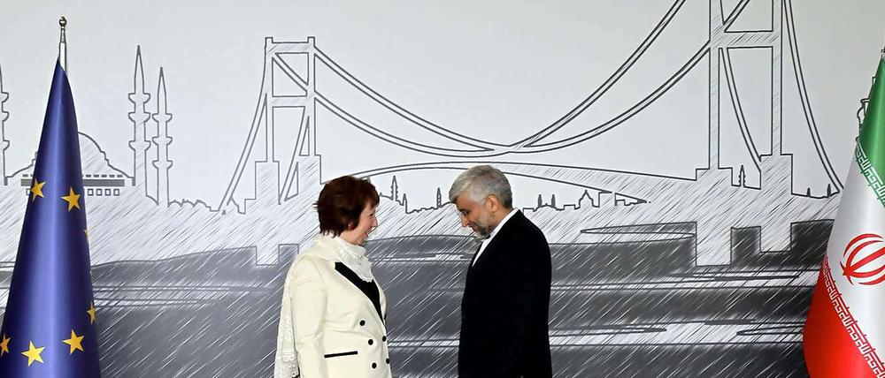 Die EU-Außenministerin Catherine Ashton trifft auf den Iranische Vertreter Saeed Jalili.