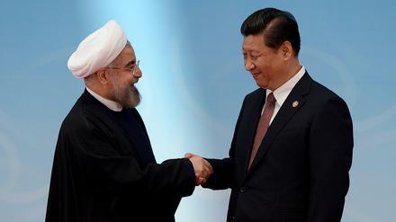 Iran Präsident Hassan Rouhani beim Handschlag mit Chinas Präsident Xi Jinping (Archivbild von 2014).