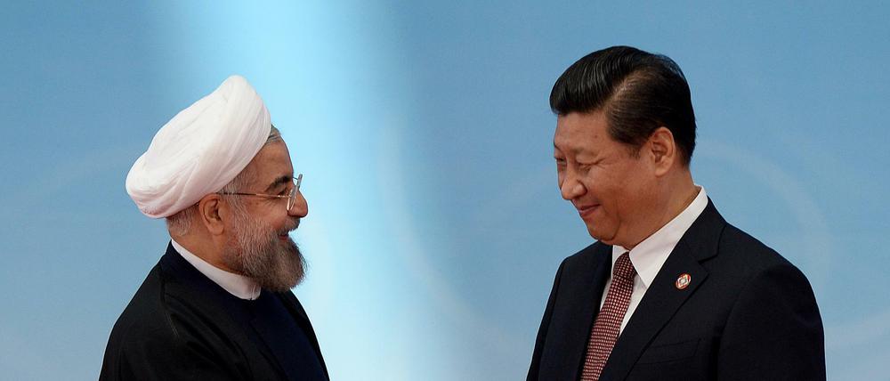 Iran Präsident Hassan Rouhani beim Handschlag mit Chinas Präsident Xi Jinping (Archivbild von 2014).