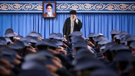 Seid gegrüßt, Offiziere. Revolutionsführer Ali Chamenei weiß das Militär hinter sich.