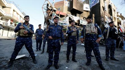 Irakische Sicherheitskräfte riegeln den Ort des Attentats in der vergangenen Woche ab. Am Dienstag ist eine weitere Autobombe in einem Vorort Bagdads explodiert. 