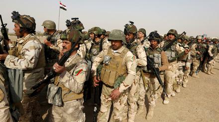 Irakische Soldaten warten in Bagdad auf ihren Abmarsch gen Mossul.