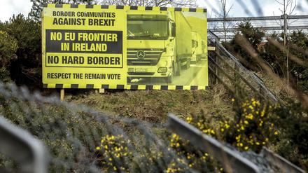 Ein Schild, gegen den britischen Austritt aus der EU an der Grenze zwischen Irland und Nordirland.