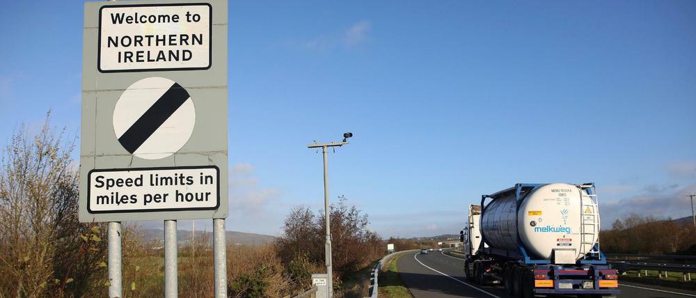 Ein Straßenschild mit der Aufschrift "Willkommen in Nordirland" steht am Straßenrand an der Grenze zwischen Nordirland und der Republik Irland.