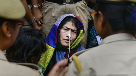 Die 44-jährige Irom Sharmila am Dienstag auf einer Pressekonferenz in Imphal nach Beendigung ihres 16-jährigen Hungerstreiks. 