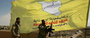 Kämpfer der von den USA unterstützten Syrischen Demokratischen Kräfte hissen ihre Flagge.