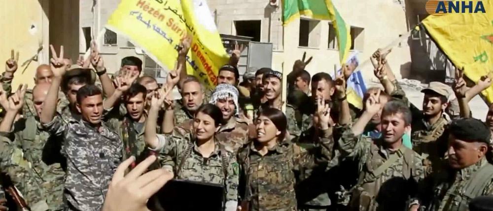 Dieses Videostandbild der Nachrichtenagentur Hawar zeigt Kämpfer der Syrischen Demokratischen Kräfte (SDF) in Rakka nach dem Sieg über den IS.