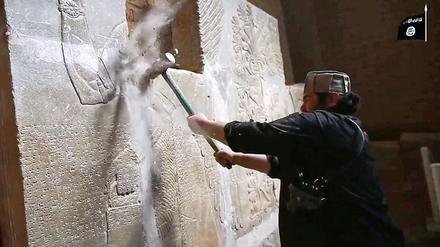 Bilder wie dieses von der Zerstörung antiker assyrischer Kunstschätze könnten demnächst auch im Fernsehkanal des Islamischen Staates gezeigt werden. 