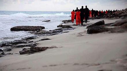 Kopten auf dem Weg zur Hinrichtung? Dieses Foto stammt von dem Propagandavideo der Terrormiliz "Islamischer Staat" (IS).