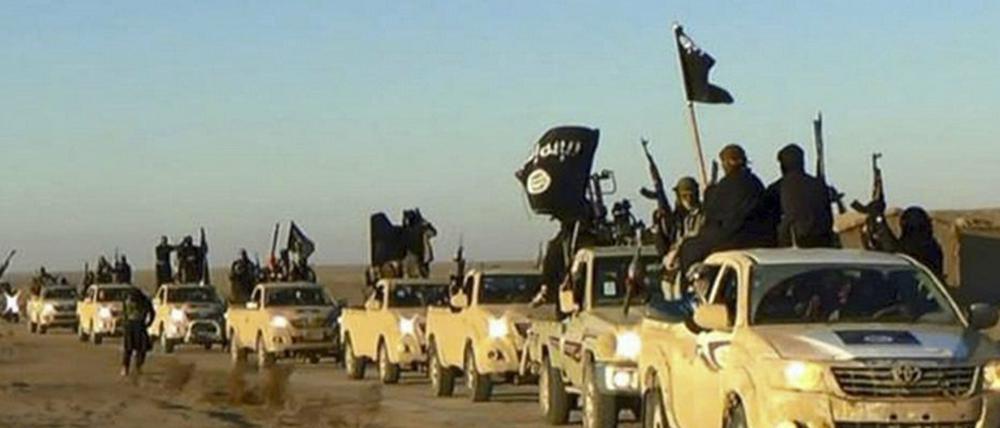 Das undatierte Foto zeigt einen Fahrzeugkonvoi mit Mitgliedern der Terrormiliz Islamischer Staat (IS), auf dem Weg von Rakka (Syrien) in den Irak. 