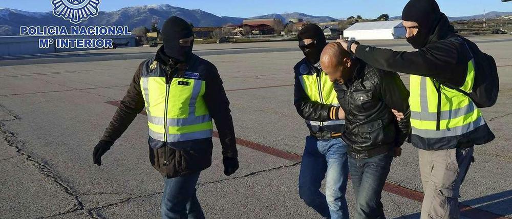 Das Bild, das die spanische Polizei veröffentlicht hat, zeigt Beamte, die einen Mann in Ceuta in Nordafrika abführen.