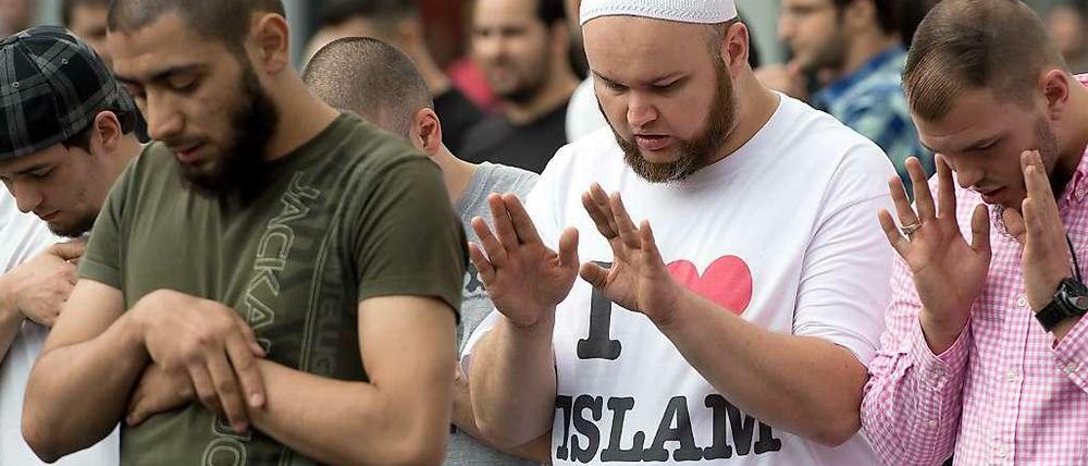 Anhänger des radikal-islamischen Predigers Pierre Vogel bei einer Demonstration in Frankfurt am Main.