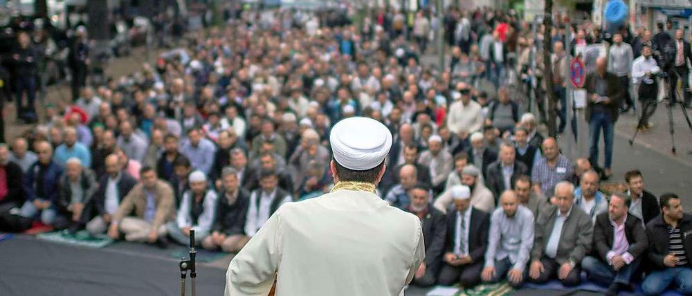 Im Namen Allahs. Muslime beim Aktionstag auf der Skalitzer Straße in Berlin.