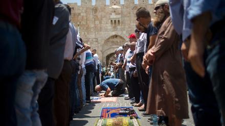 Gläubige Palästinenser in der Altstadt von Jerusalem 