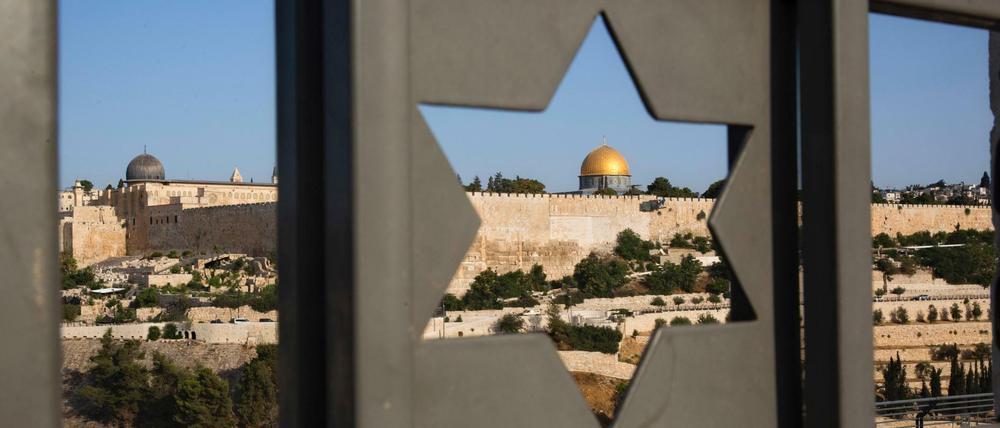 Blick durch eine Tür mit einem Davidstern auf die Altstadt von Jerusalem mit dem Felsendom