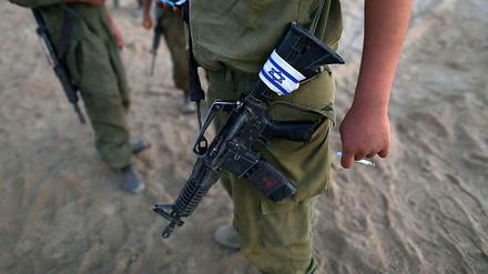Israelischer Soldat mit Maschinenpistole.