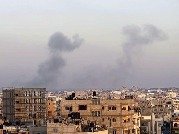 Rauch steigt am Donnerstag über der Stadt Rafah im Gazastreifen auf. 