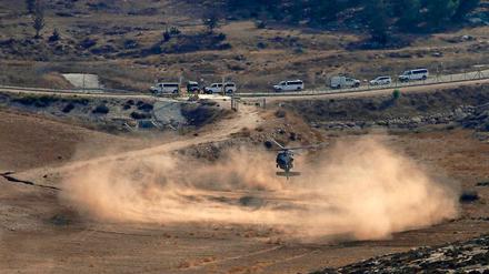 Ein Hubschrauber landet nach Abschuss der Drohne in der Negev-Wüste in Israel.