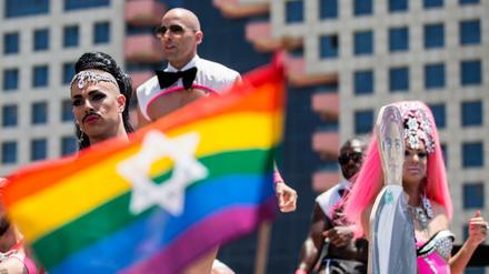 Israel hebt das Blutspende-Verbot für Homosexuelle auf.