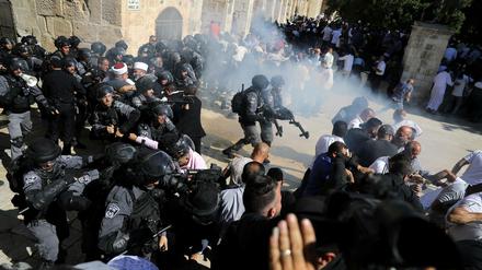 Die israelische Polizei bei Zusammenstößen mit palästinensischen Gläubigen. 