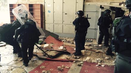 Steine gegen Polizisten: Israelische Sicherheitskräfte im Eingangsbereich der Moschee.