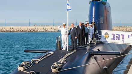 Benjamin Netanjahu (2. v. l.) auf einem U-Boot aus Deutschland im Hafen von Haifa. 