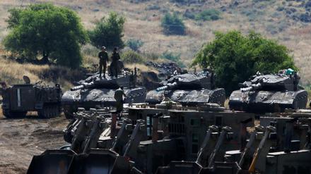 Panzer und Soldaten der israelischen Armee auf den besetzten Golanhöhen.