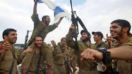 Israelische Soldaten feiern den Waffenstillstand.