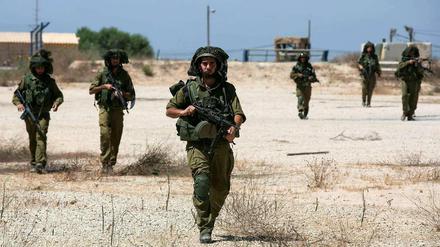 Israelische Soldaten patrouillieren vor der Grenze zum Gazastreifen. 