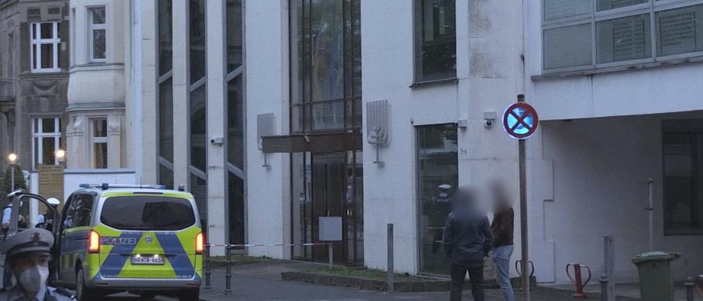 Hass auf Israel. Junge Araber zündeten Dienstagabend vor der Synagoge in Bonn israelische Flaggen an. Einen ähnlichen Vorfall gab es vor dem jüdischen Gotteshaus in Münster.