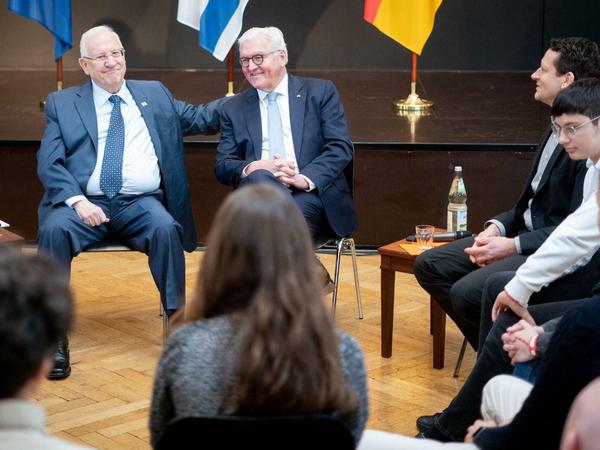 Zu Freunden geworden: Israels Präsident Reuven Rivlin und Bundespräsident Frank-Walter Steinmeier diskutieren am Holocaust-Tag mit Schülern des Jüdischen Gymnasiums Moses Mendelssohn. 
