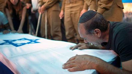 Trauer um die Toten: Ein Israeli nimmt Abschied von seinem Sohn, der bei Gefechten mit der Hamas ums Leben kam.