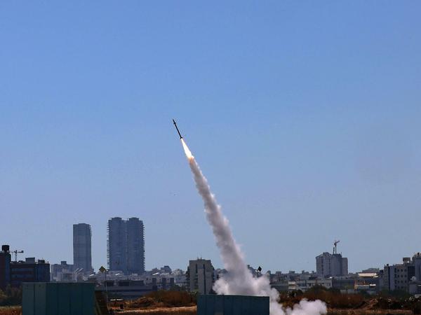 Iron Dome ist aktiviert, um Raketen über Ashdod abzufangen