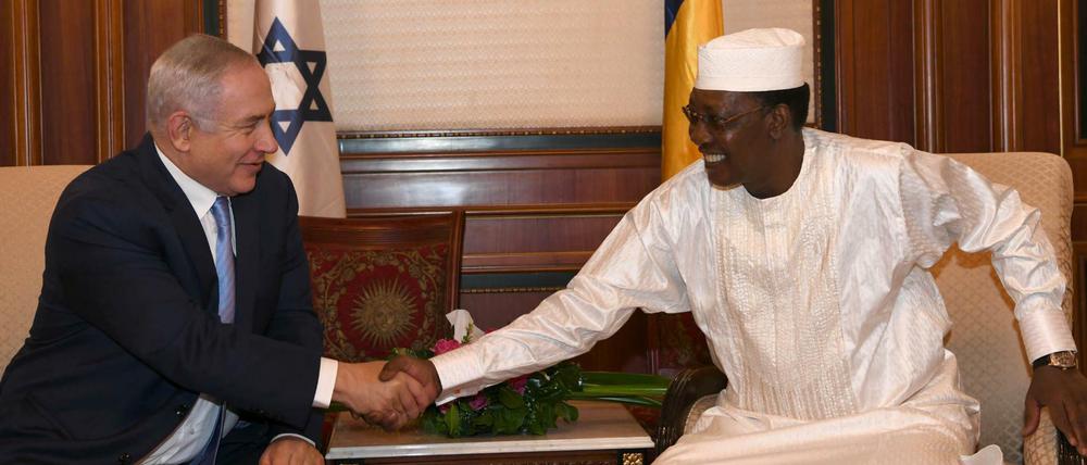 Israels Ministerpräsident Benjamin Netanjahu (l) und der Präsident des Tschad Idriss Deby bei einem gemeinsamen Treffen. 