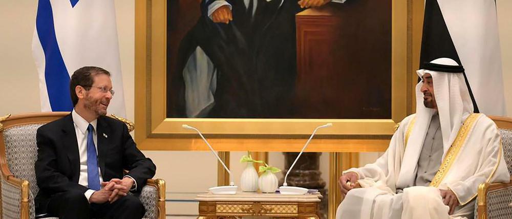 Izchak Herzog (l), Präsident von Israel, und Scheich Abdullah bin Zayed Al Nahyan, Außenminister der VAE, nehmen an einem Treffen teil.