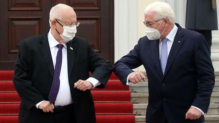Auf Tuchfühlung nur mit Maske: Israels Präsident Reuben Rivlin bei Bundespräsident Frank-Walter Steinmeier. 
