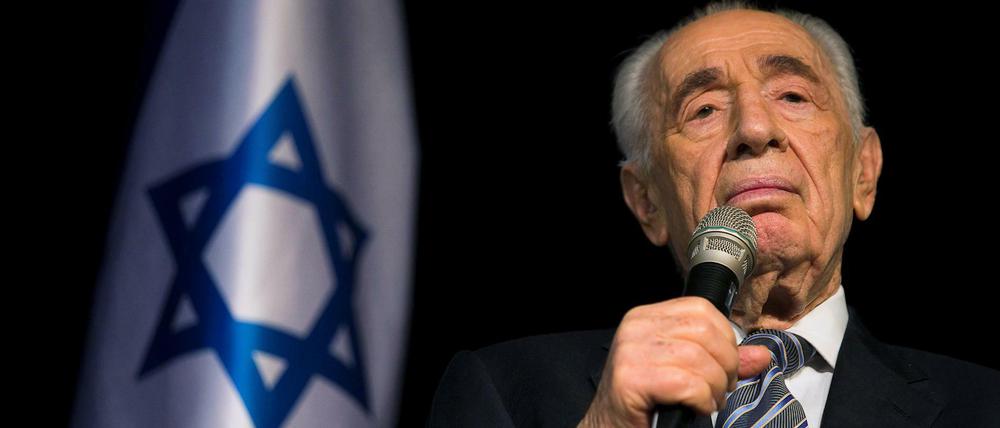 Der ehemalige israelische Präsident Schimon Peres ist nach einem Schlaganfall in ein Krankenhaus eingeliefert worden.